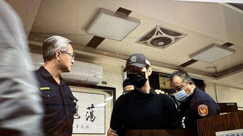 《圖說》涉「閃兵」送新北地檢署藝人。〈取自電視〉