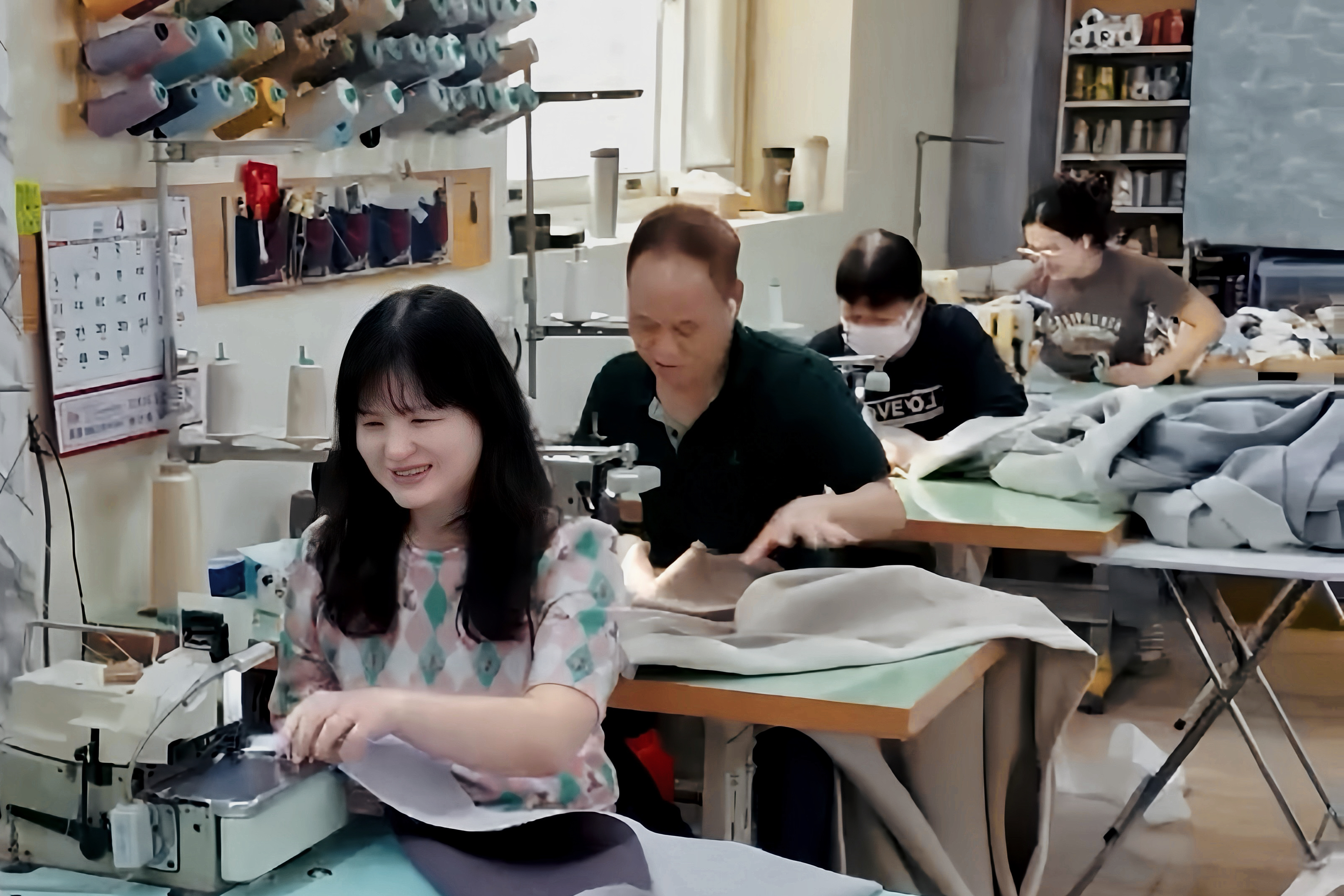 年倫窗飾自己有工班,讓客戶不必遷就制式化產品。圖/年倫窗飾提供