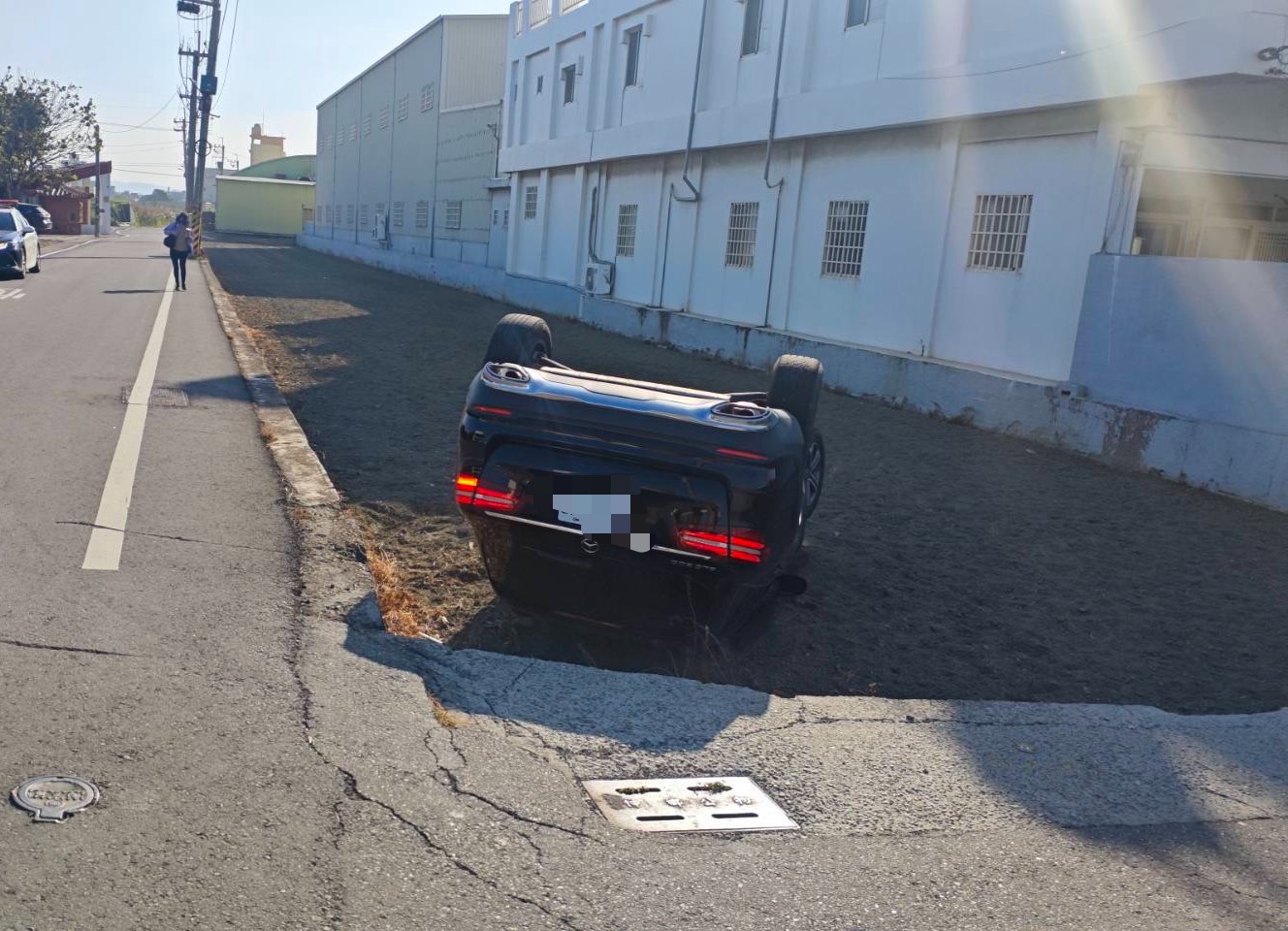 (有影片)/十字路口驚魂!賓士休旅車誤判路況「倒栽蔥」掉田 - https://www.watchmedia01.com