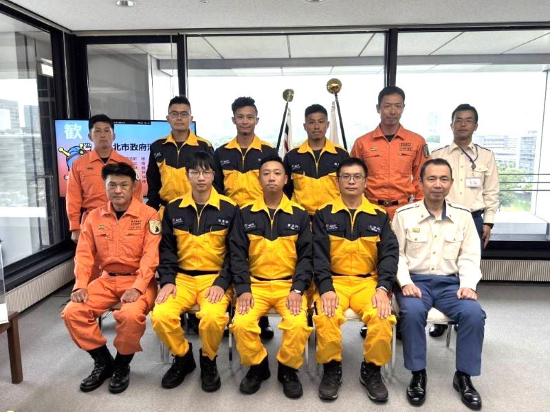 《圖說》拜會東京消防廳瀬崎幸吾總務部長(前排右1)。〈消防局提供〉