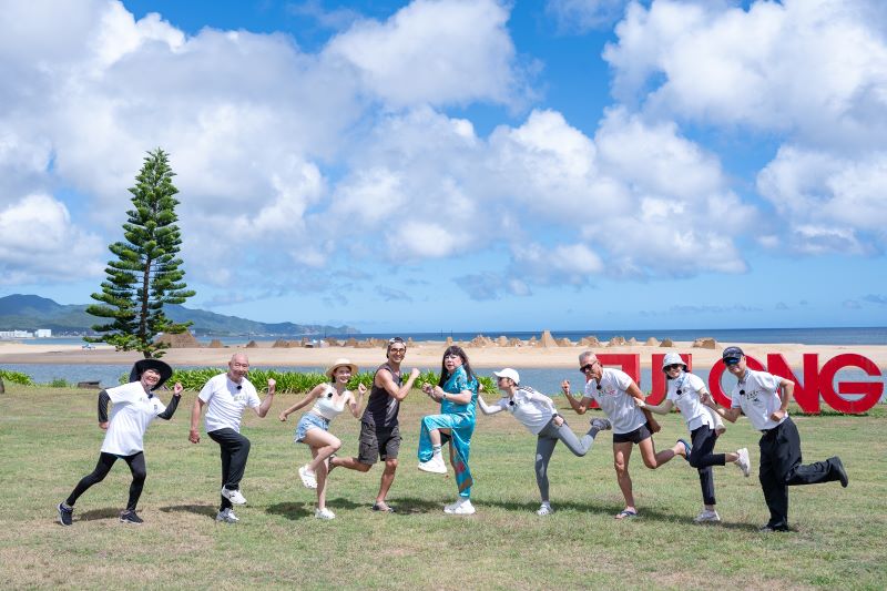 《圖說》「新北高年級生」體力充沛、活力十足，讓藝人都讚嘆。〈社會局提供〉