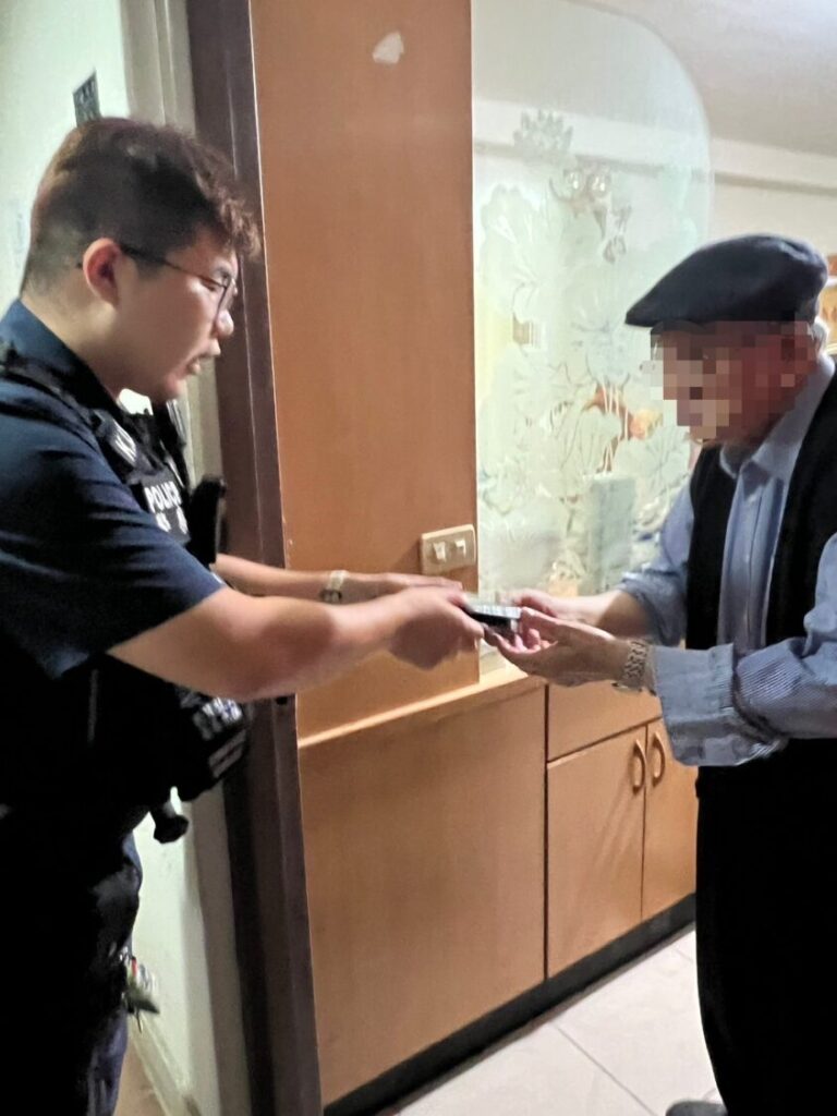 警方將錢包發還給老翁。(圖/記者薛秀蓮 翻攝)
