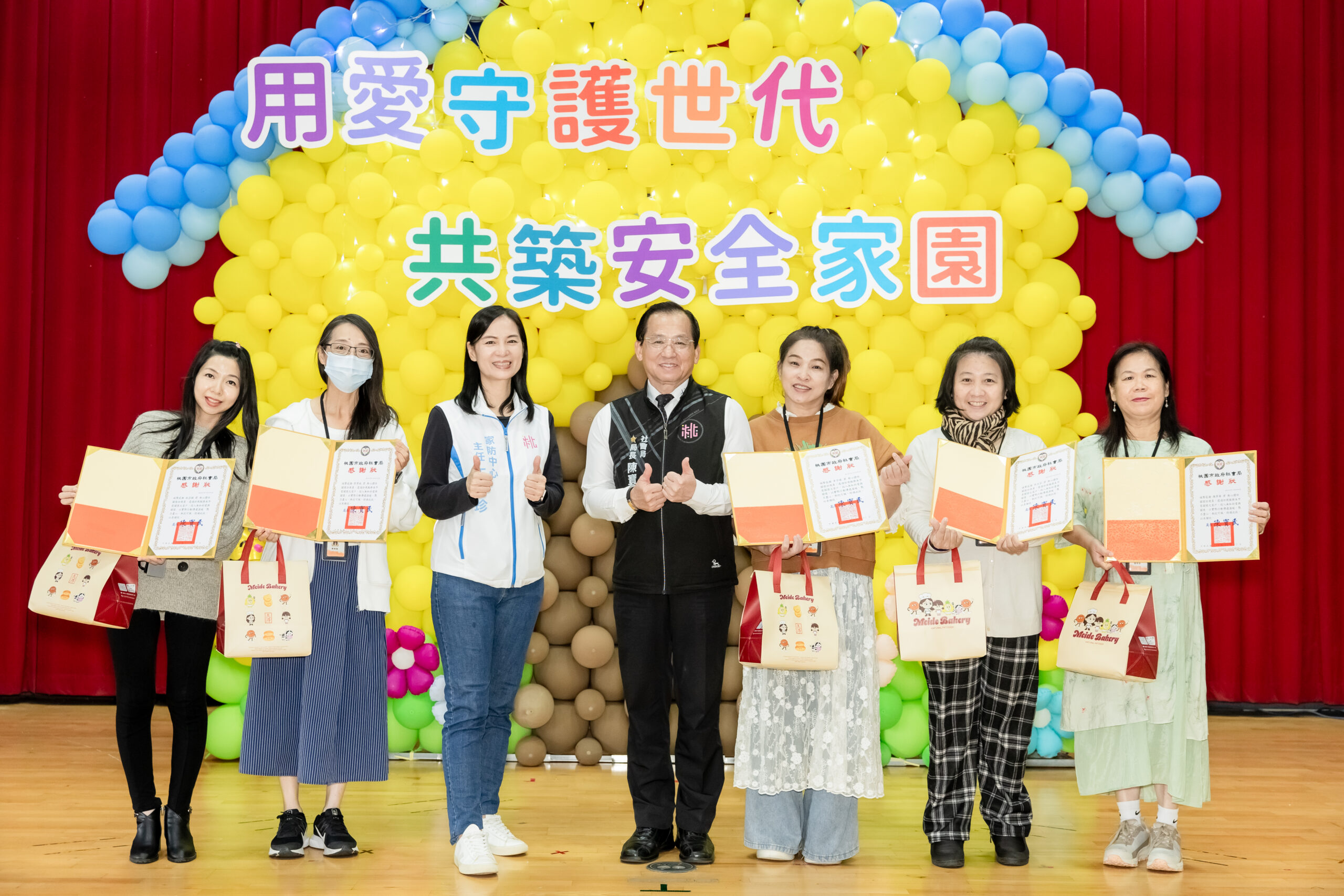 桃園社會局關懷訪視員加入34名新血 守護兒少家庭與長輩安全 陳寶民局長頒發感謝狀給同時擔任兩個關懷方案的訪視員,感謝其付出 scaled