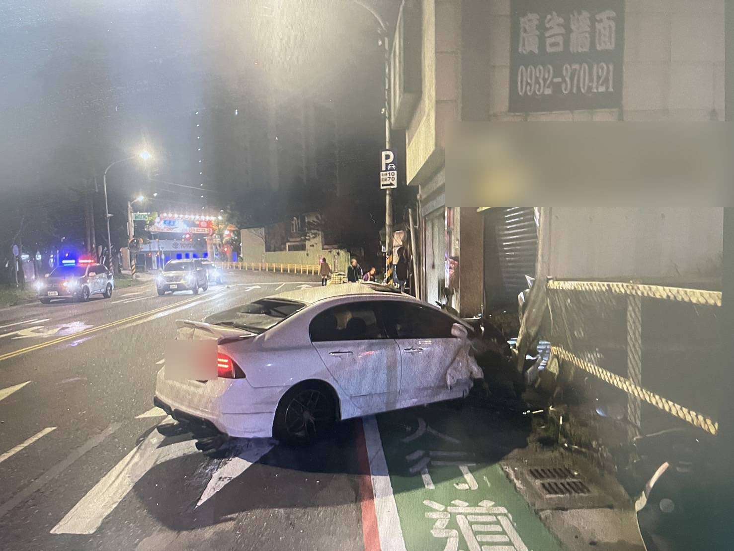 【有片】監視器狂震!平鎮小貨車、轎車路口猛撞 整排鐵皮屋遭波及 1758780 0