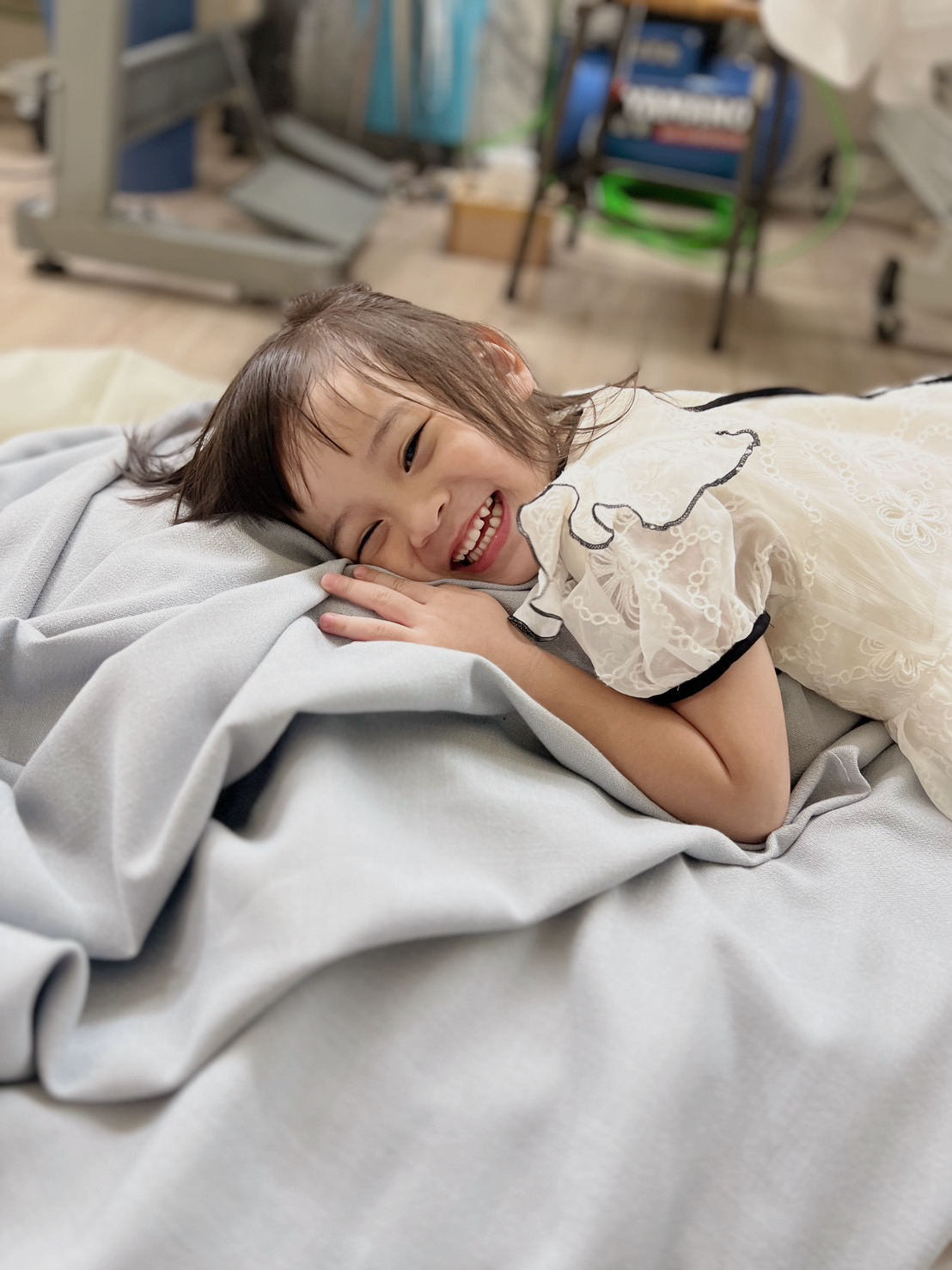 彭尉倫的女兒從小就在自家工廠裡玩耍,布料可以讓人放心。圖/年倫窗飾提供