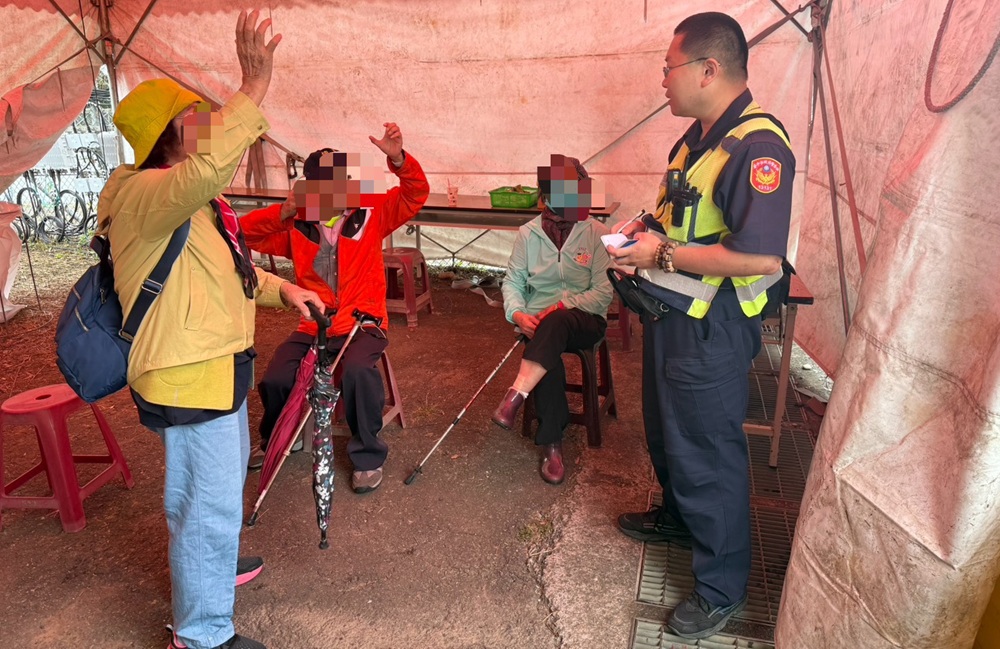 ▲圖說：輪椅長者的家屬對於警方主動伸援表達滿滿的感謝之意 （圖／台中市政府 提供）