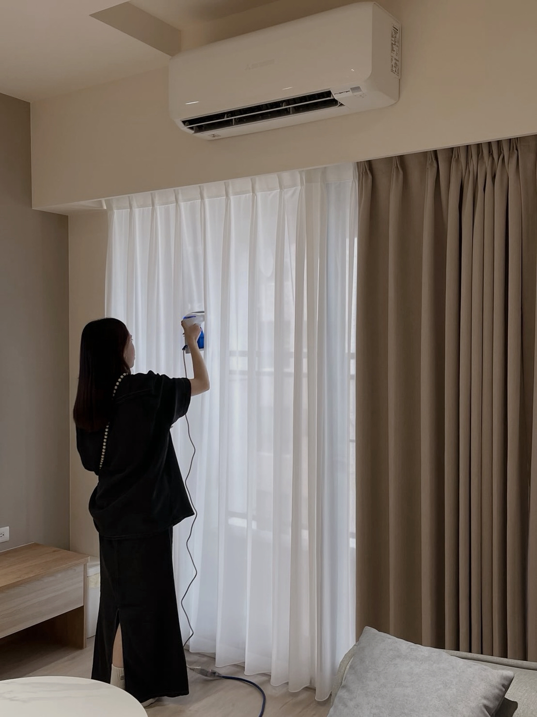無論採購金額大小,現場師傅也會在安裝現場再次熨燙,避免運送過程產生摺痕。圖/年倫窗飾提供