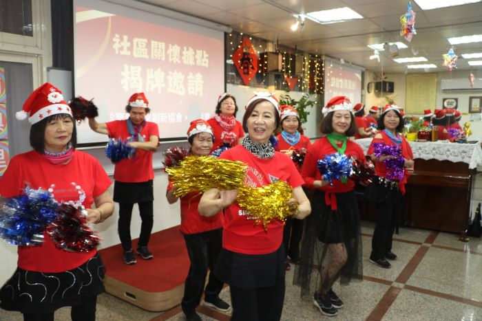 《圖說》湳興里志工帶著80多歲的阿嬤（左3）一起唱跳蚱蜢的失戀陣線和充滿歡樂的聖誕舞曲。〈社會局提供〉