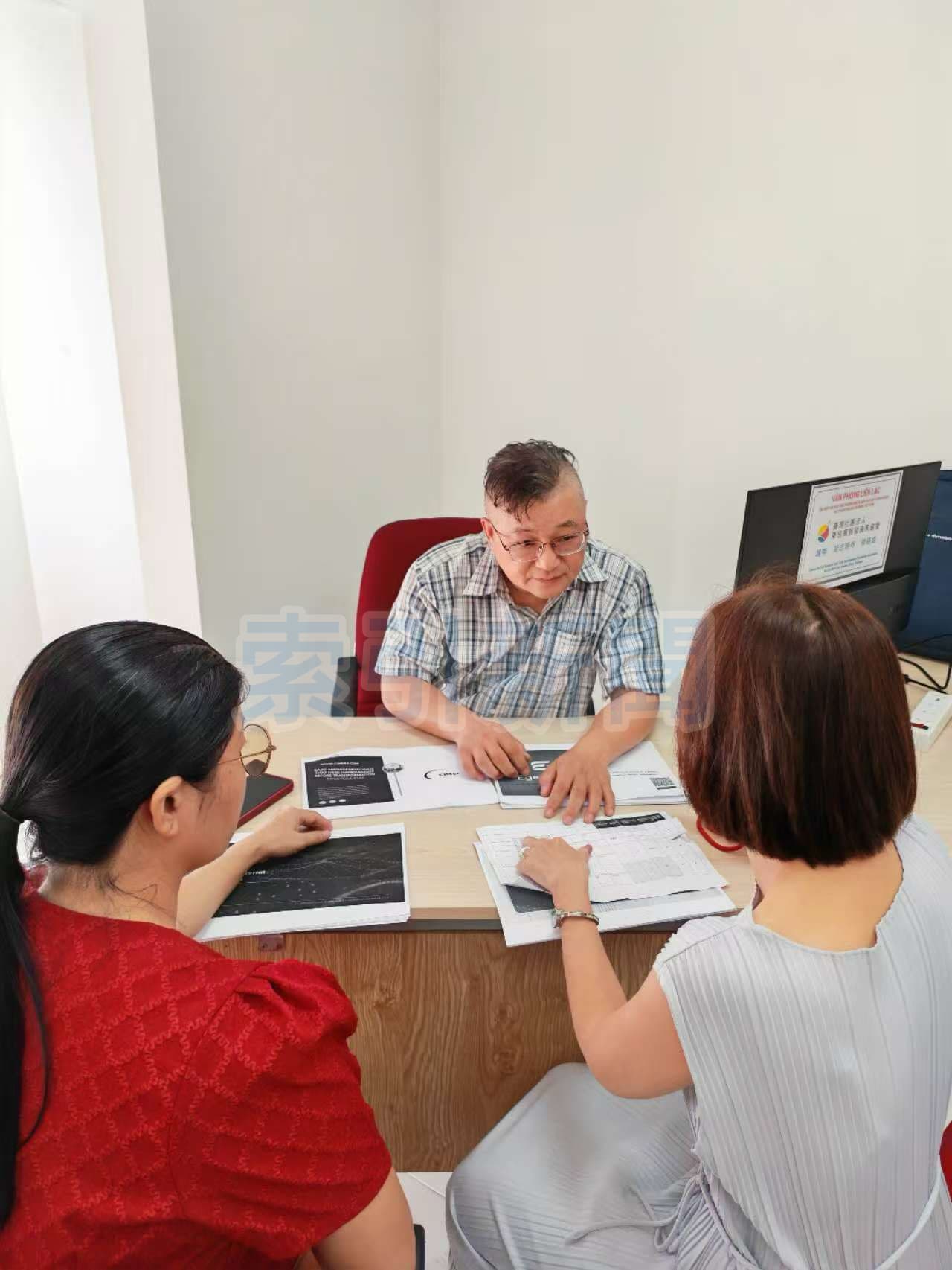 越南辦事處主任曾永欽與團隊進行實務討論。商會強調「跑在現場」的服務模式，為台商提供第一線路徑指引（圖／東協商會拍攝）