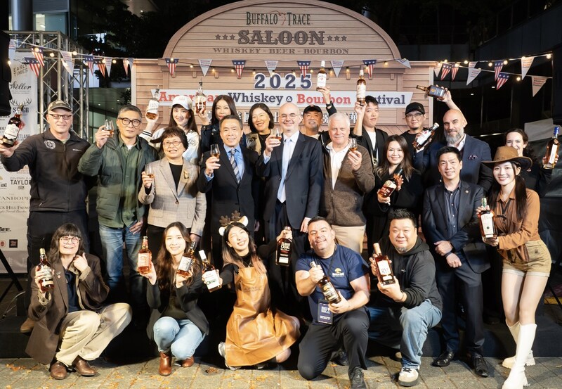 開幕儀式品牌代表方與AIT處長Raymond F. Green（中間）及台北市政府各位貴賓合影