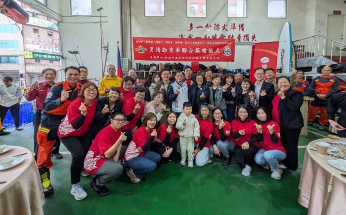 《圖說》捐贈者及遠雄人壽茂盛營業處人員與消防局長陳崇岳合影。〈消防局提供〉
