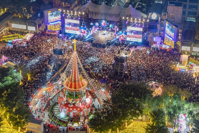 《圖說》系列活動高潮「巨星耶誕演唱會－The Greatest Show」更是精彩萬分，演唱會兩日統計共湧入超過40萬人次參與。〈觀旅局提供〉