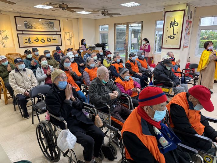 《圖說》世界佛教正心會師兄姐帶領板橋榮家長輩共修安定心靈。〈板橋榮家提供〉