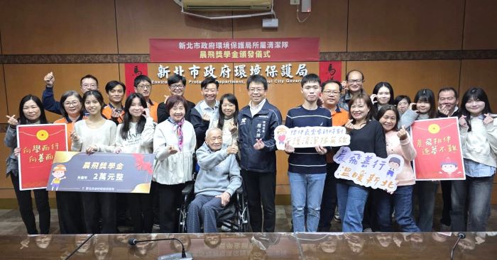 《圖說》環保局長程大維〈中〉感謝晨飛獎學金及急難救助金協助,肯定清潔隊員的付出,也展現公私協力共同照顧基層人員的正向力量。〈環保局提供〉