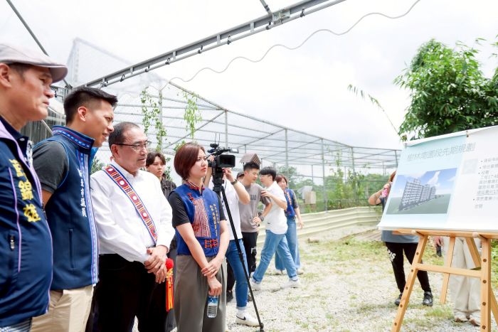 《圖說》《住宅法》施行後,新北市於樹林南園段打造全國第一座原住民族專屬社會住宅,左四為原民局長林瑋茜---資料照片。〈原民局提供〉
