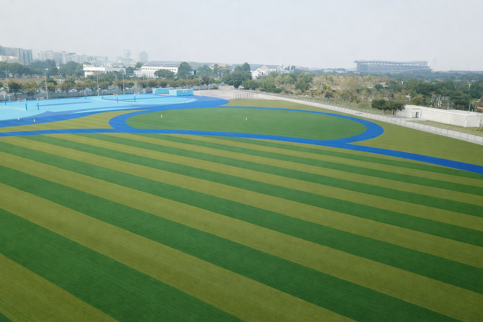 圖 全國最大台中中央球場人工草皮運動場 記者王偉翻攝