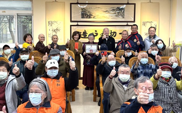 《圖說》世界佛教正心會陳和慧執行長(右5)帶領師父、師兄、師姐捐贈加菜金給板橋榮家。〈板橋榮家提供〉