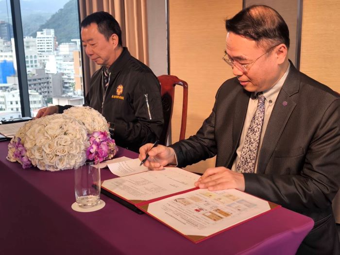 《圖說》基隆榮服處長方正(左)與山形閣代表李招賢協理(右)簽署特約商店儀式。〈基隆榮服處提供〉