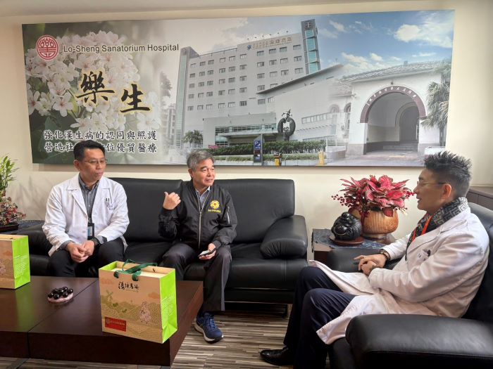 《圖說》林振生處長（中）與王偉傑院長(右)以及社工作科何政祐主任(左)，就輔導會照顧榮民眷等議題進行交流。〈新北榮服處提供〉