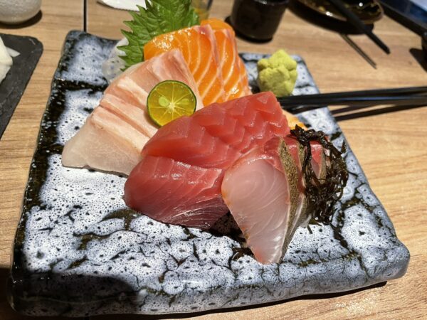 當日現切生魚片色澤鮮亮、刀工俐落，展現食材本身的純粹鮮甜與細緻口感。圖/朱立君攝