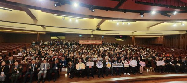 ▲中國文化大學舉辦64週年校慶慶祝大會，現場師生、校友與貴賓合影留念，凝聚華岡情誼，共賀辦學成果。(圖/文化大學提供)