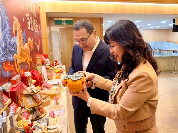 《圖說》新北市有105處商圈、市場、夜市、觀光工廠及電競基地,經發局長向市長介紹新北的特色伴手禮與年節商品。〈經發局提供〉