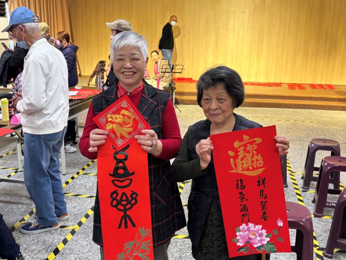 《圖說》板橋榮家長輩們開心拿著春聯合影。〈板橋榮家提供〉