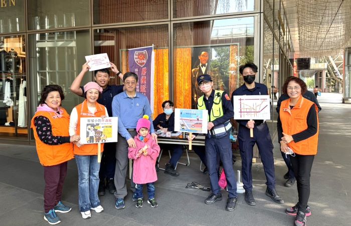 《圖說》海山警「機動派出所」，加強反詐騙、反毒品、防搶、防竊、防盜等犯罪預防宣導。〈海山分局提供〉