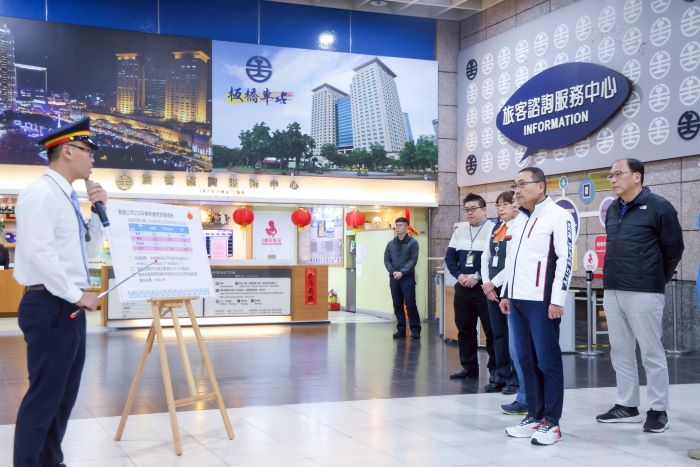 《圖說》市長侯友宜今日傍晚赴板橋車站,視察春節連假前夕的大眾運輸情形,同時慰勞堅守崗位的輪值夥伴,並發送「馬祥厚運」福袋。〈交通局提供〉