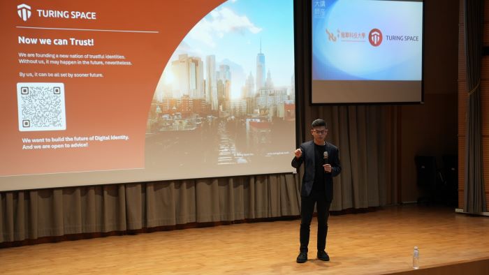 《圖說》圖靈鏈（Turing Space）執行長暨創辦人胡耀傑，以「區塊鏈創業的挑戰與心路歷程：從機會辨識到全球擴張」為題，分享其從學術研究跨足國際創業的寶貴經驗。〈龍華科大提供〉