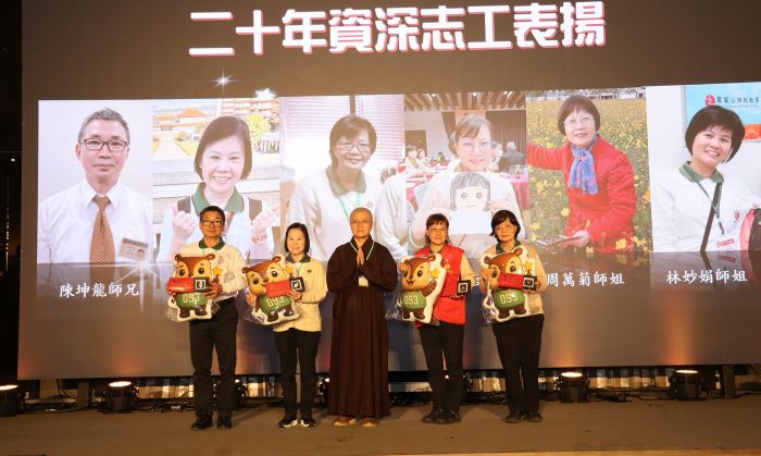 《圖說》靈鷲山法用法師贈送專屬的「五德公仔抱枕」給資深志工。（靈鷲山佛教教團提供）