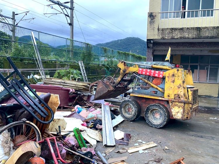 《圖說》災後協助民眾清除排出淹水廢棄家具。〈環保局提供〉
