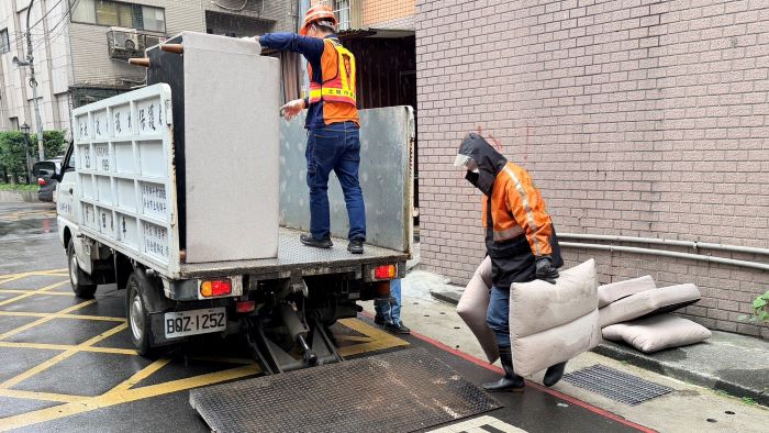 《圖說》國際獅子會300B 2區新北市城美獅子會捐贈清潔車輛，協助提升基層清潔作業效能與資源回收量能。〈環保局提供〉