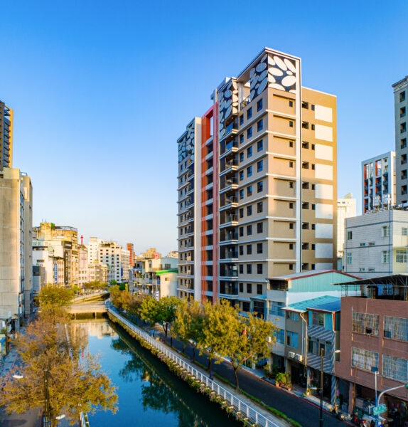 「皇逸居」外觀實景，坐擁幸福川首排水岸景觀，結合現代建築設計與城市天際線，展現高雄車站核心生活圈的嶄新風貌。圖/業者提供
