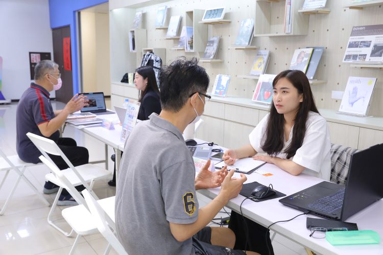 《圖說》「115年度群眾募資輔導計畫」徵件說明會，首度導入「AI工具應用」與「品牌推廣」雙軸輔導機制，協助企業從產品開發邁向品牌經營，設置顧問團隊提供一對一諮詢服務，現場反應熱烈。〈經發局提供〉