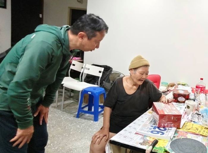 《圖說》新北市榮服處服務團隊（左）訪視榮眷蔡女士(右)，關懷並致贈營養品。〈新北榮服處提供〉