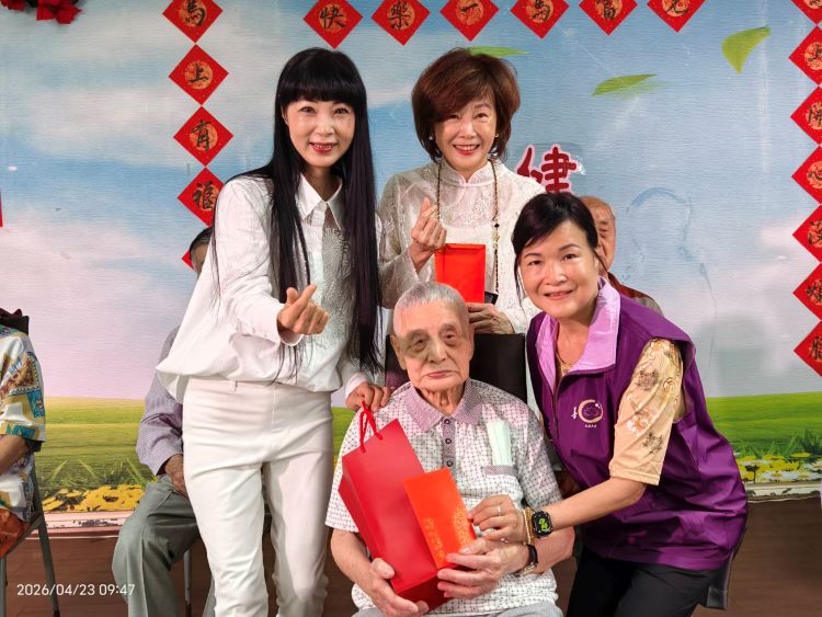 《圖說》中華佛教善緣慈善會副秘書長周雲蓮〈後左〉關懷現場最高壽105歲的陳子華,後右為板橋榮家主任陳桂美。〈板橋榮家提供〉