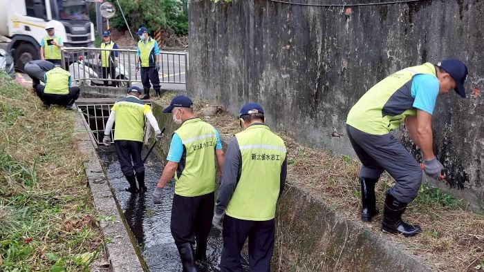 《圖說》偵水志工協助於大雨發布時清除河道阻塞異物。〈水利局提供〉
