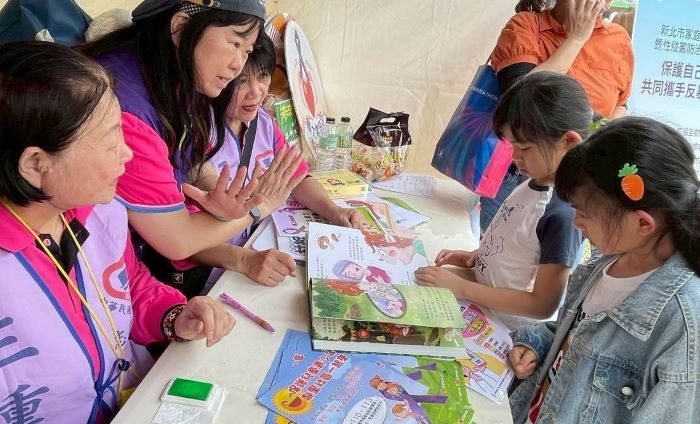 《圖說》吹出煩惱，留下冷靜！在志工大姐的引導下，小朋友正專注地吹著『冷靜小魔法』泡泡。〈教育局提供〉