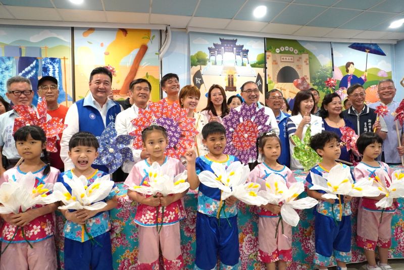 《圖說》侯友宜市長與貴賓一起欣賞樂利國小附幼帶來的歌謠表演,並於體驗手作風車後一同合影留念。〈客家局提供〉