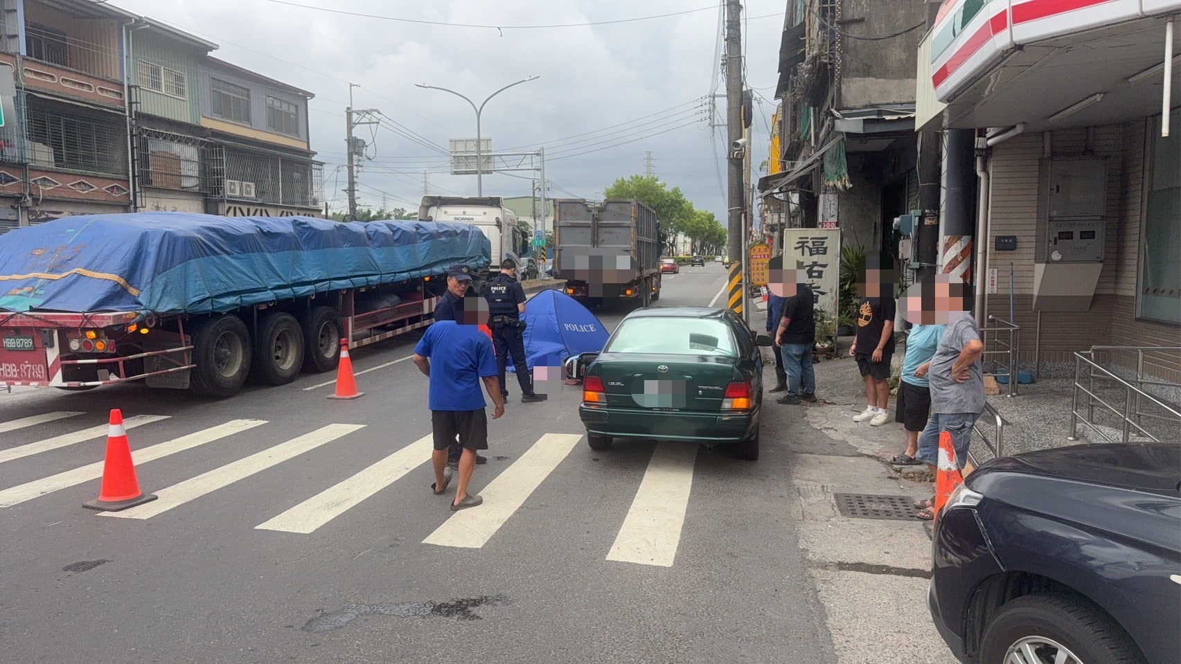 大寮區鳳林二路與光明路口發生交通事故，造成婦人死亡。讀者提供
