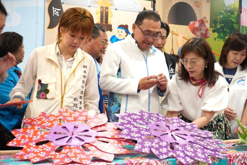 《圖說》侯友宜市長與客家事務局劉冠吟局長同貴賓們體驗手作風車,象徵著新北客家文化充滿動力,並持續打造兼具文化深度與生活美學的都會客家新風貌。〈客家局提供〉