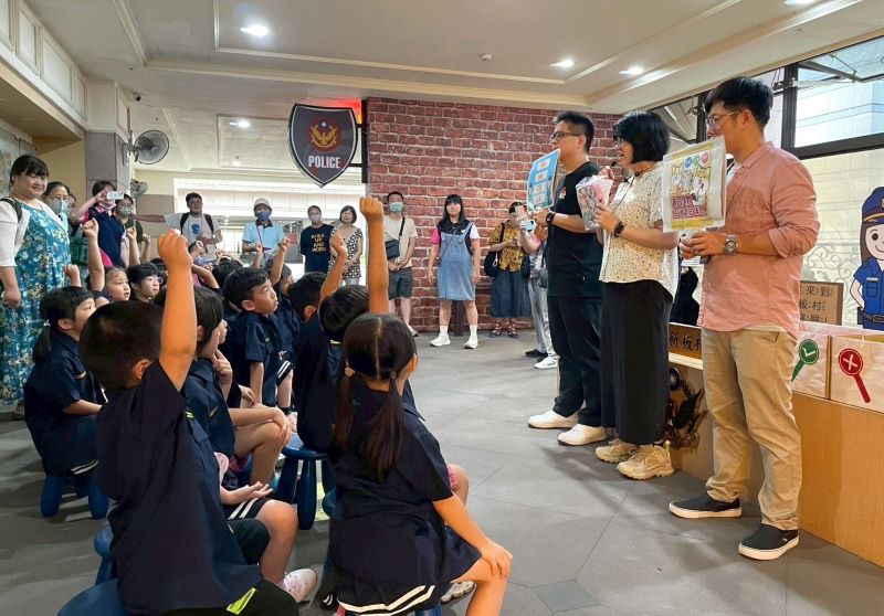 《圖說》幼兒園小朋友參加「新板村派出所-小小波麗日記體驗營」活動,有獎徵答時紛紛踴躍舉手,搶答氣氛熱烈。〈新北巿警局提供〉