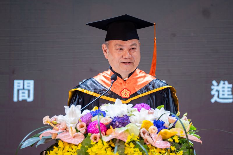 《圖說》龍華科技大學校長葛自祥於畢業典禮中勉勵畢業生善用AI工具、培養終身學習能力，成為具備競爭力的「三無」卓越人才。〈龍華科大提供〉