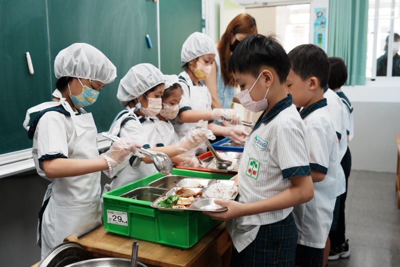 《圖說》一頓讓孩子喜歡的營養午餐，需要營養師、校廚及學校團隊共同合作。〈教育局提供三