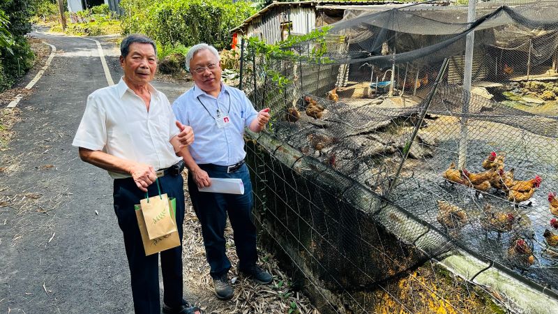 《圖說》台電基隆區處電務副處長方信傑親自拜訪畜牧及養殖業,實地說明用電安全及防颱整備。〈基隆區處提供〉