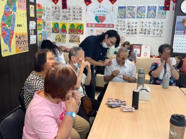臺北市推動長者健康促進課程，透過口腔肌力、呼吸及吞嚥相關活動，提升長者健康識能與自我照護能力。圖大心職能治療所