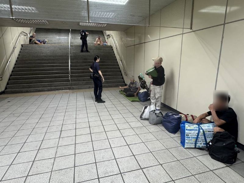 《圖說》對於有滋事疑慮、影響公共秩序、市容或衛生情形者，依法予以約制、勸離，降低治安風險。〈板橋分局提供〉