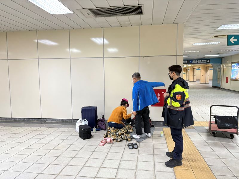 《圖說》車站、廟宇周邊域，常有街友駐足，警方除落實平日巡邏勤務，也針對街友聚集熱點加強盤查、關懷與勸導。〈板橋分局提供〉