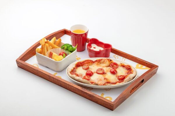 BELLINI Pasta Pasta兒童餐「番茄起司小飛碟」，以義大利馬茲瑞拉起司、聖女小番茄及經典番茄醬高溫現烤，搭配蔬果、鮮奶酪及柳橙汁，小尺寸設計方便孩子拿取，享受起司牽絲的義式美味。（圖／BELLINI Pasta Pasta提供）